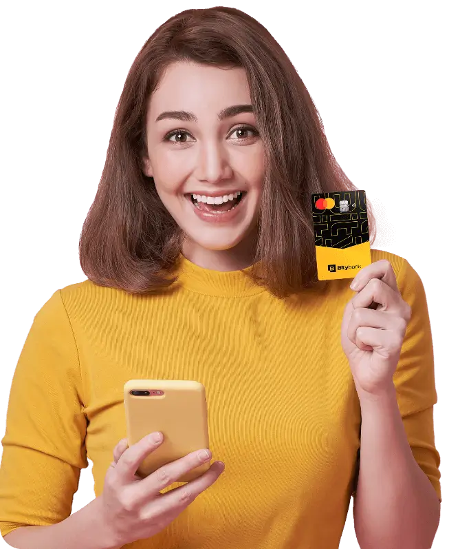Mulher segurando o cartão Bitybank